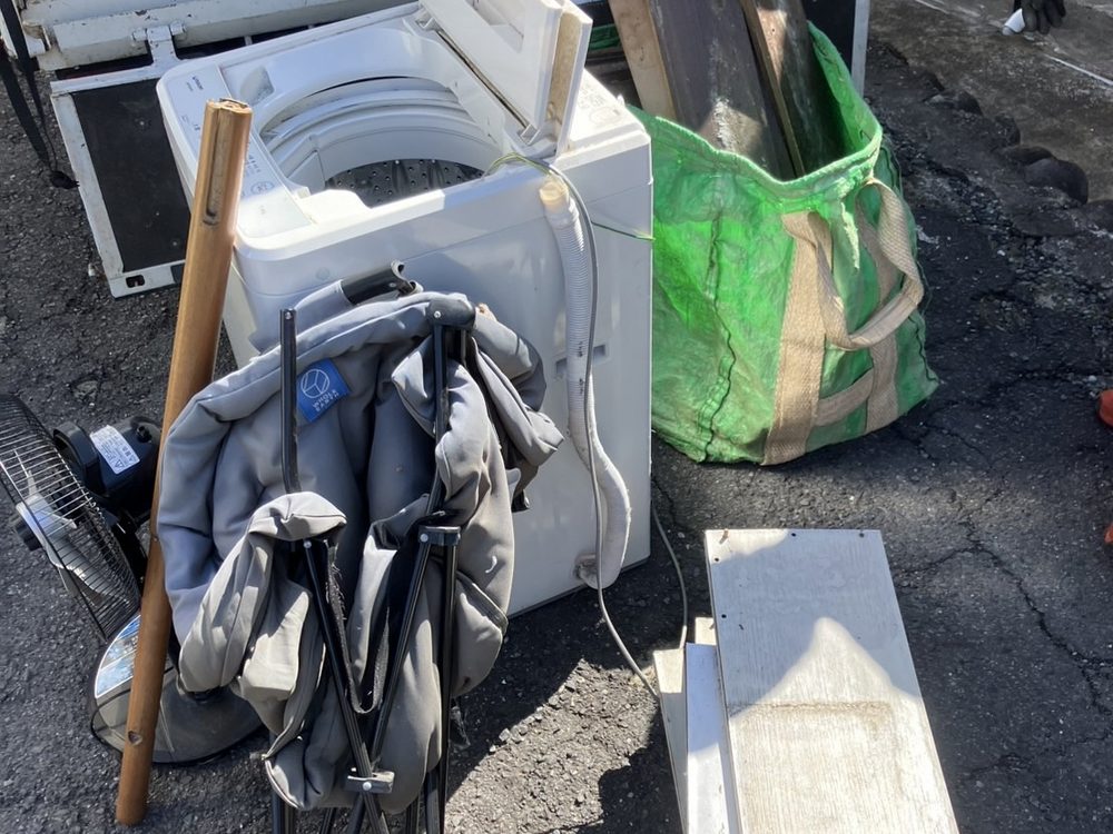 1DKのお住まいから回収した全自動洗濯機などの不用品