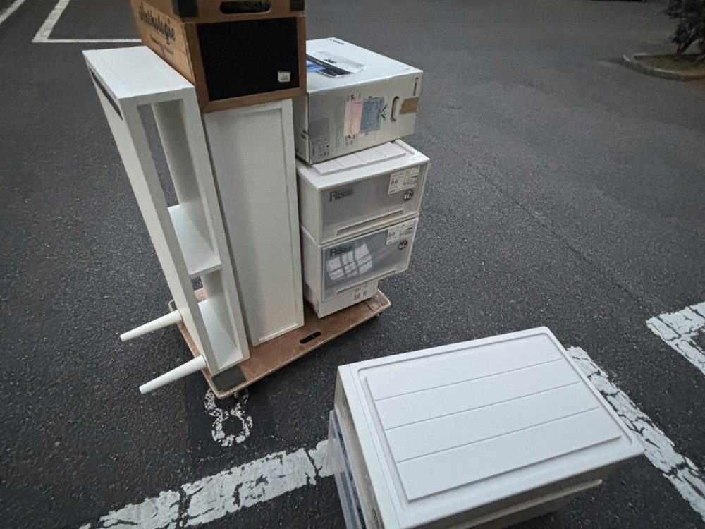 1Rのお住まいから回収した白いラック2台などの不用品