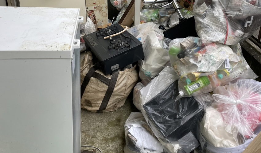 大阪市の共用廊下にたまったごみを撤去しましたの作業前